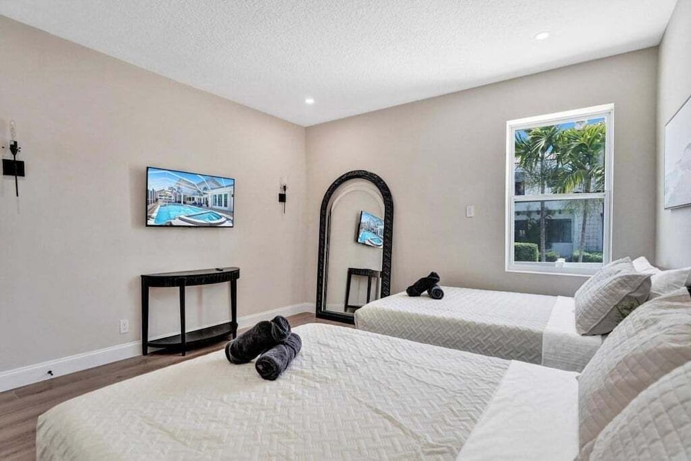 6br Elegant Hollywood Lakes Mansion W/ Pool & Spa 6 Bedroom Home