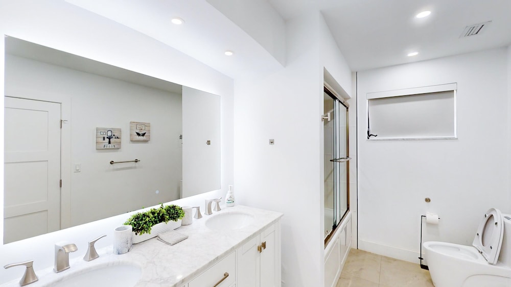 Villa Shapira 6BR Luxurious Designer Home With Heated Pool