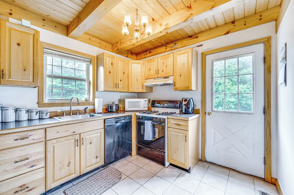 5 Mi to Jay Peak Resort: Cabin w/ Pond Access!