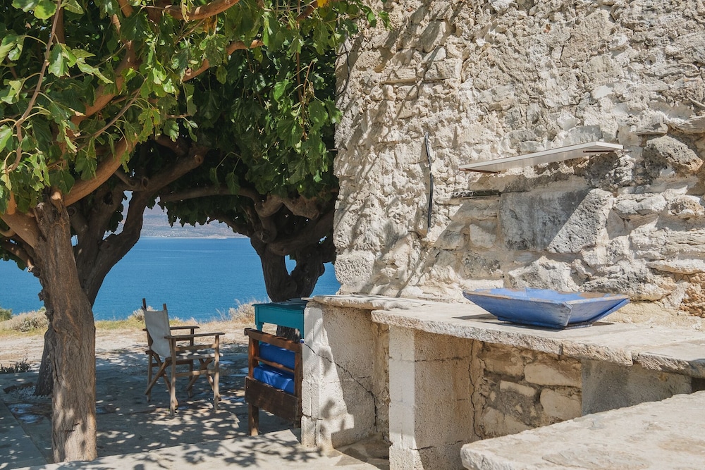 Karavos View - A Unique Artists' Hideaway Paradise view 4