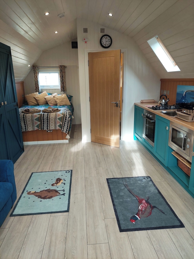 Cosy Countryside Cabin - Sleeps 2, Parking & Farm