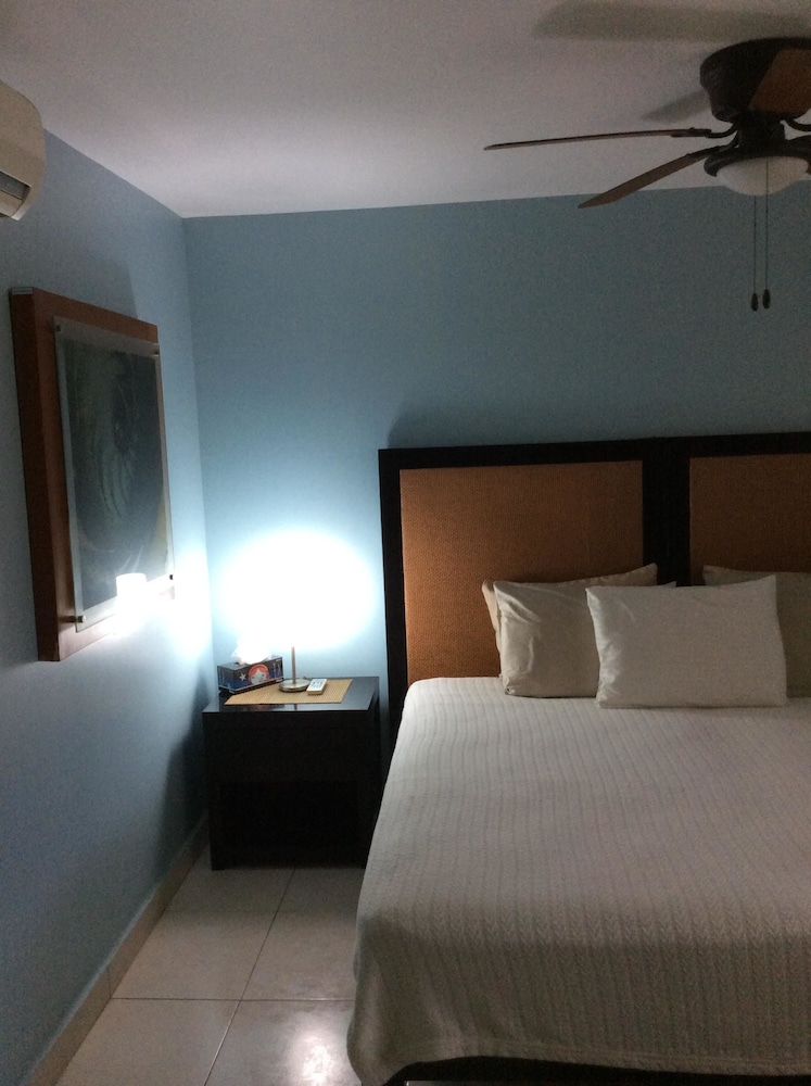 Villa Magna 1 Bedroom Tower 3 on 2nd Floor Oceanfront Sleep up to 4 view 4