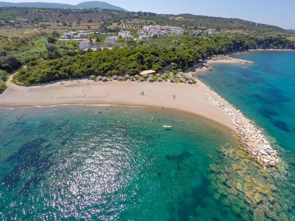 Villa Armonia - Beachfront Majestic Retreat