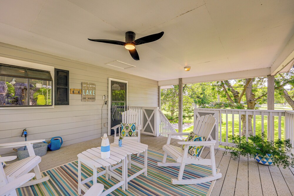 Mod on the Guad Home w/ Lake Mcqueeney Views!