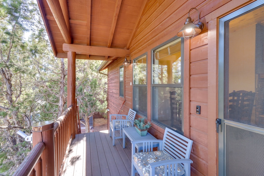 Relaxing Cabin w/ 2 Decks Near Fool Hollow Lake! view 5