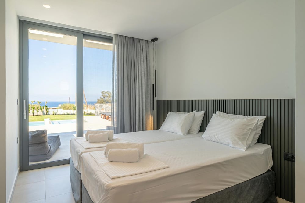 Aethra Grand- Luxury 5-bed Villa 850m From Beach