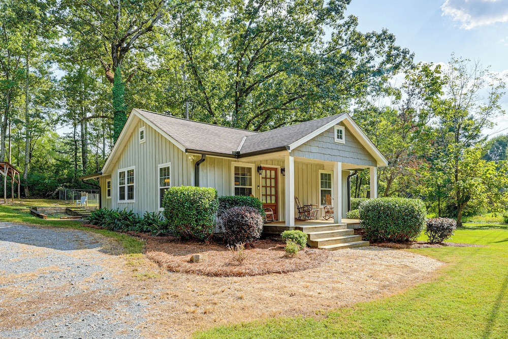 Peaceful Home w/ Porch & Yard, 5 Mi to Rome!