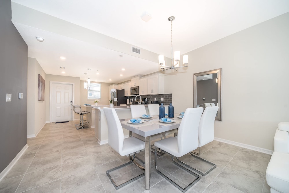 Elegant 2bed Condo in Storey Lake Prime Location