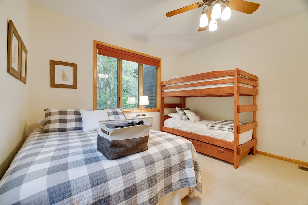 Elk Hollow by Avantstay Lakefront Chalet w Game Room Fire Pit