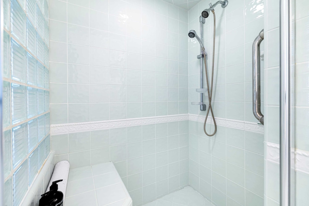 Oceanfront Gem w/ Balcony, Pool, Hot Tub & Carbon Beach Access Bluewater Haven by Avantstay