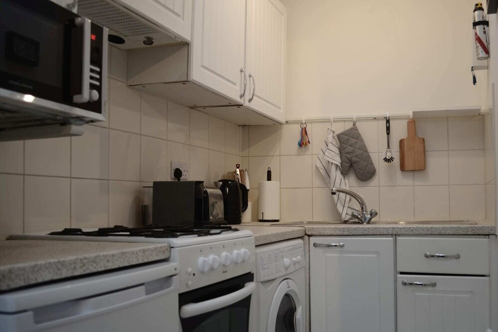 Charming 2 Bedroom Cottage in Central Location