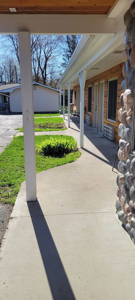 Alger Falls Motel