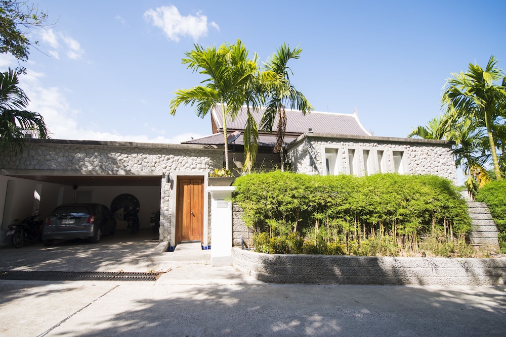 4-BR Seaview Villa with Large Pool at Surin Beach