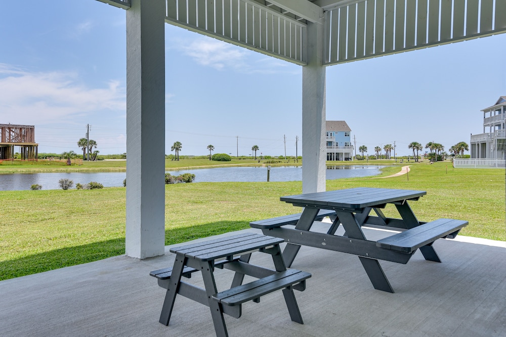 'seas The Day:' Home w/ Pool Access in Galveston