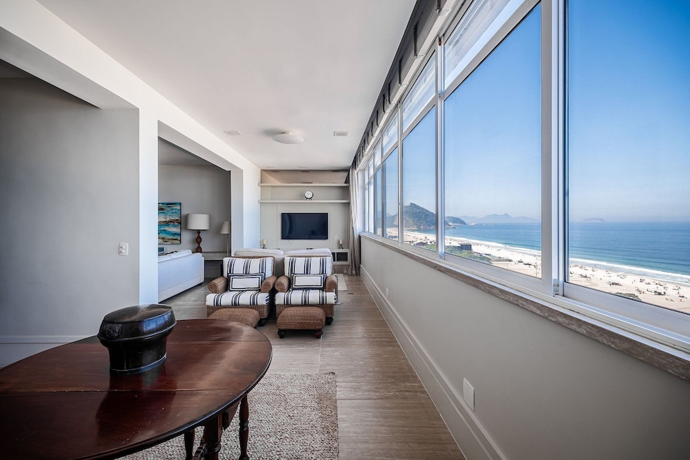 Copacabana – Av. Atlântica | 3 suítes, Vista Mar, 1 min praia de Copacabana - por Casapē Rio