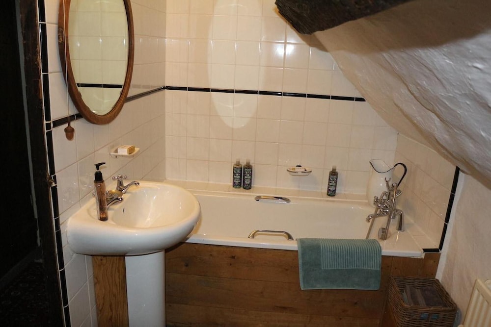 15th Century 3 Bedroom Cottage & Delightful Garden view 5