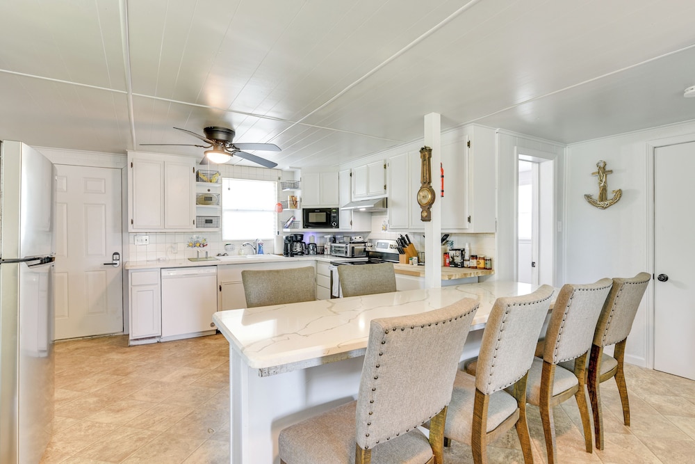 2 Mi to Public Beach: Pet-friendly Freeport Home!