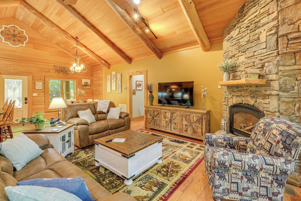 Near Boone-custom Built Cabin: 3 BR 3 BA W/hot Tub