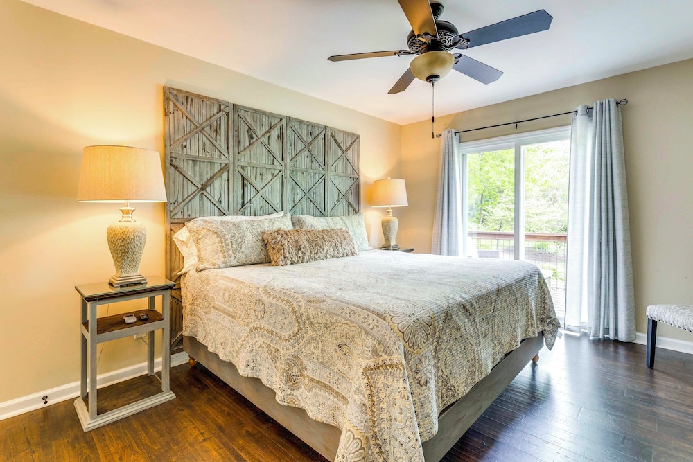 February Perks! Couples Getaway in Hayesville