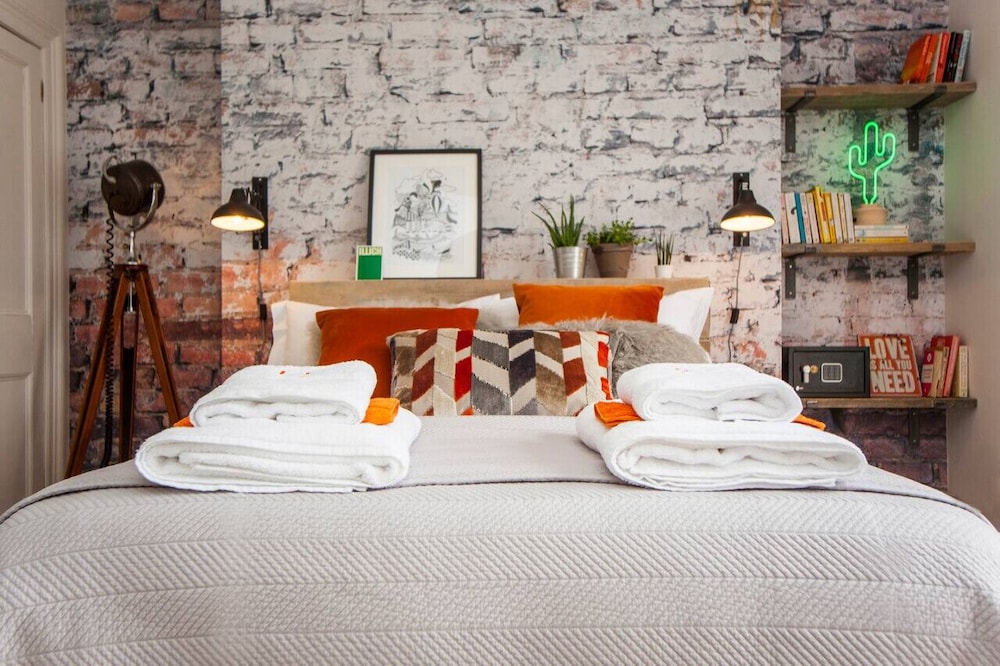 Higgihaus 46 Sleeps 5  Monday - Friday