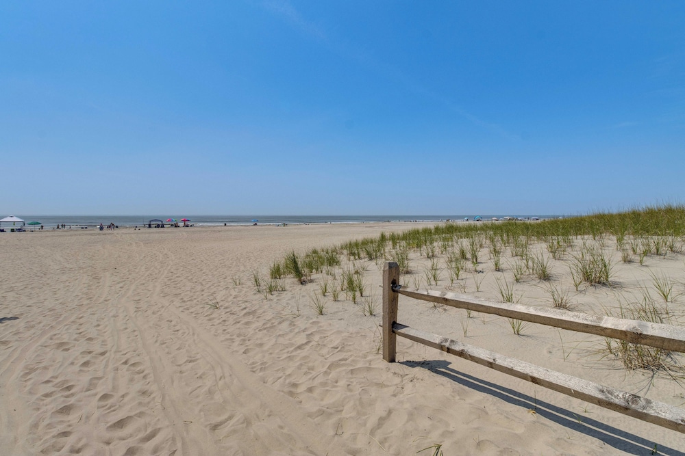 2 Blocks to Beach Access: Ocean City Adventure!