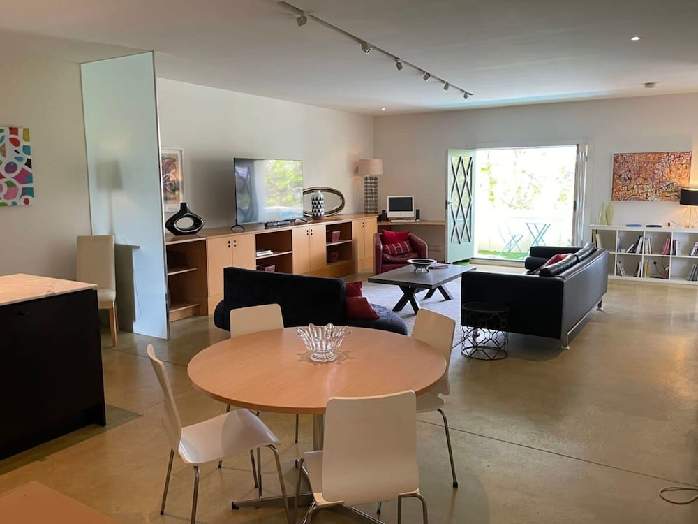 Spacious St Kilda Escape - Parking and City Views - Image 5