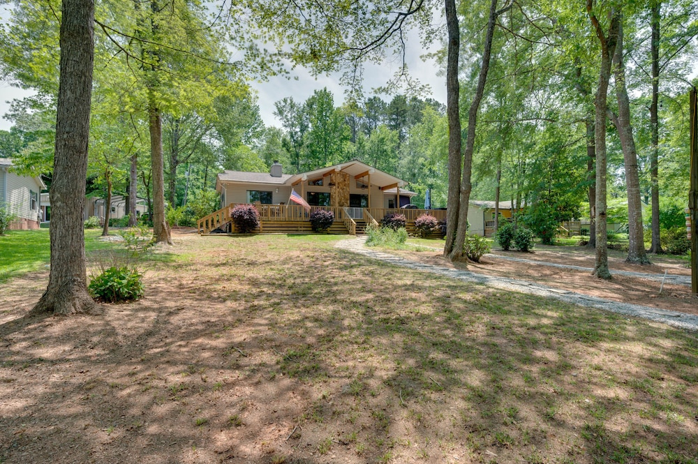 'liberty Lodge': Lakefront Cottage w/ Porch & Dock view 5