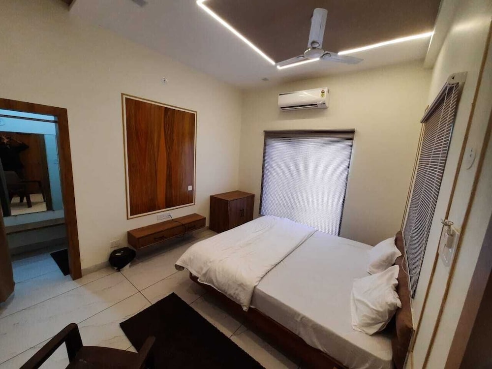 Hotel G R Inn near Temple & Rail Station