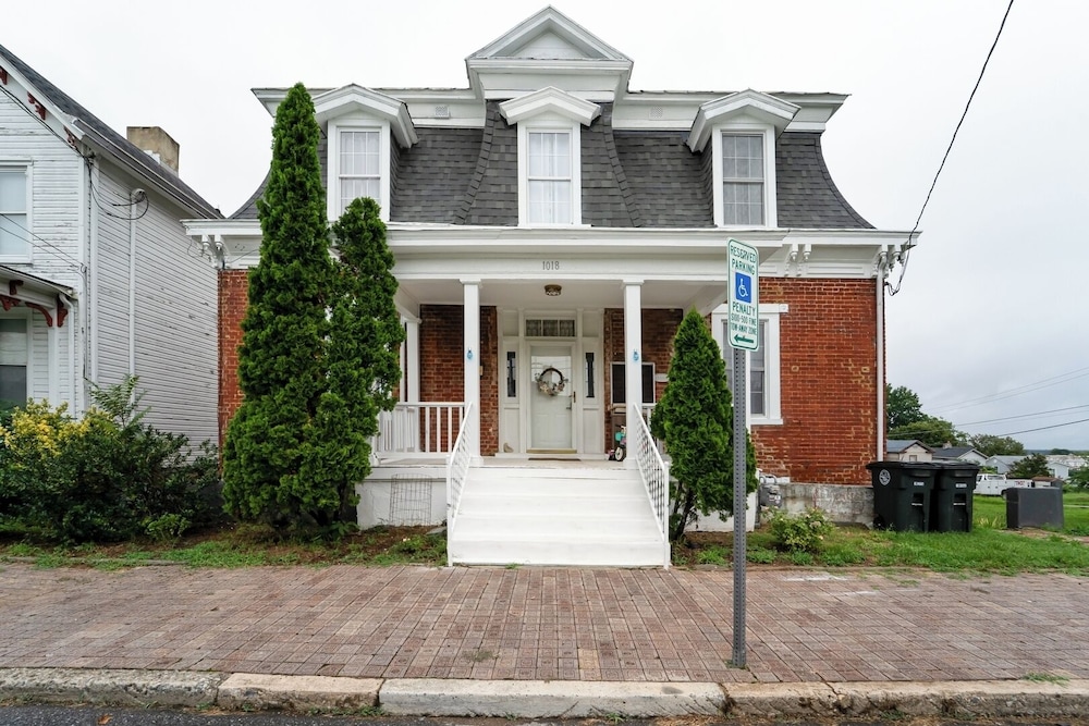 Central 4BR Historic Gem Near Colleges