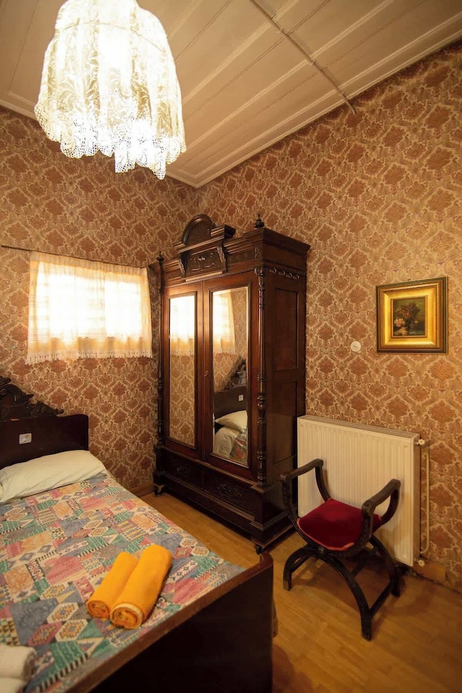 Mikos - Mansion in the City Center