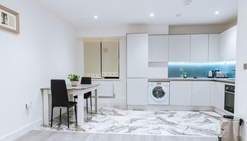Inviting 1 Bed Apartment in Purley view 3