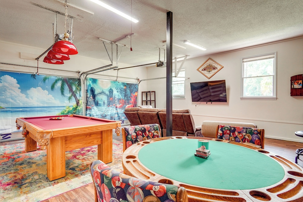 Pool & Game Room: Family Retreat in Fayetteville