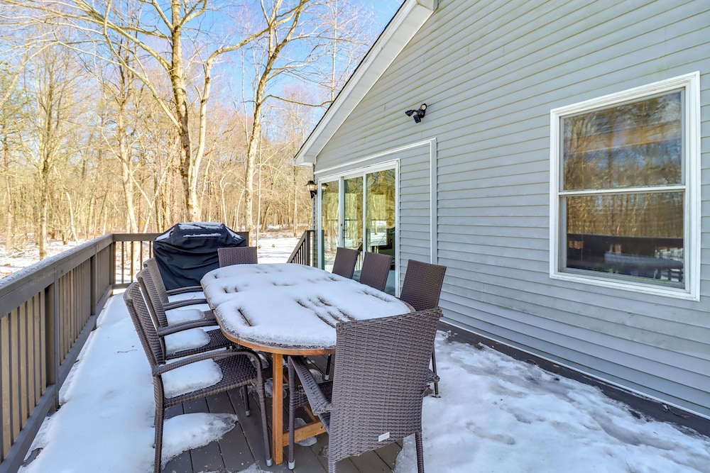7 Mi to Big Boulder Mtn: Poconos Chalet w/ Hot Tub