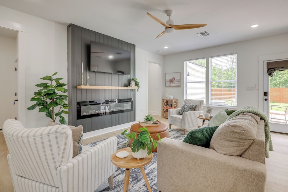 1/2 Mi to Schlitterbahn Waterpark: Home w/ Patio!