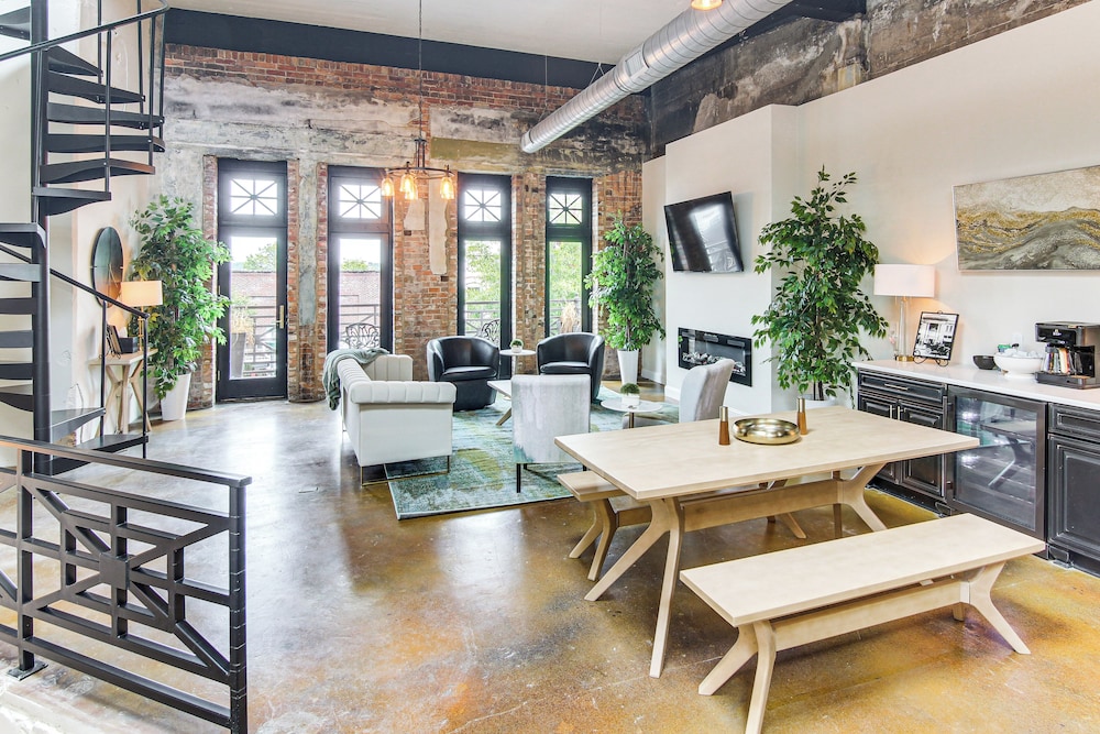 Modern Dtwn Condo w/ Balcony in Hendersonville