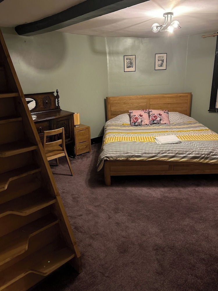 Gloucester - 2 Bed House - Sleeps 7 - Pet Friendly