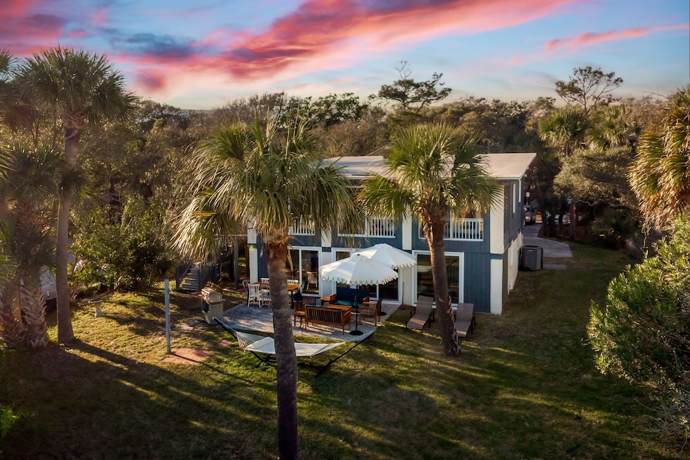 Sandpiper by Avantstay Gorgeous Beachside Home w Spacious Yard Chic Design