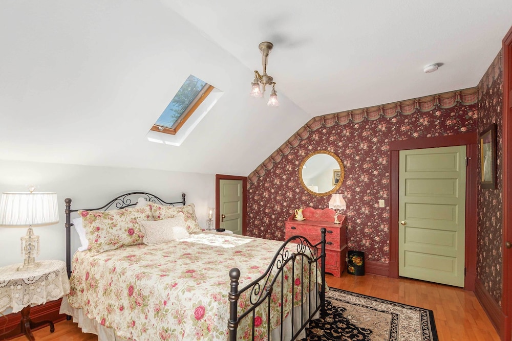 Walk to Dtwn: Historic Prescott Home w/ Yard! view 4