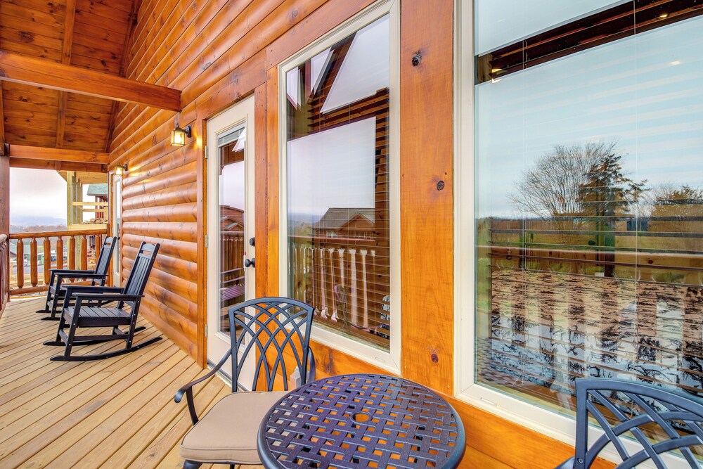 Hot Tub & Spectacular Views: Sevierville Cabin