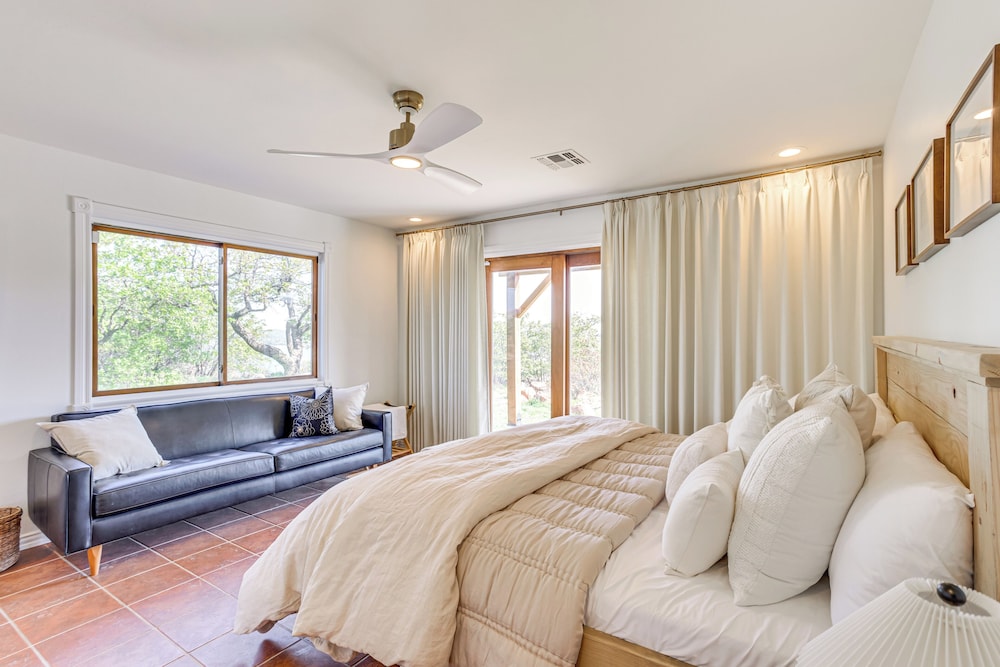 Lake Lawtonka View: Mountaintop Medicine Park Home