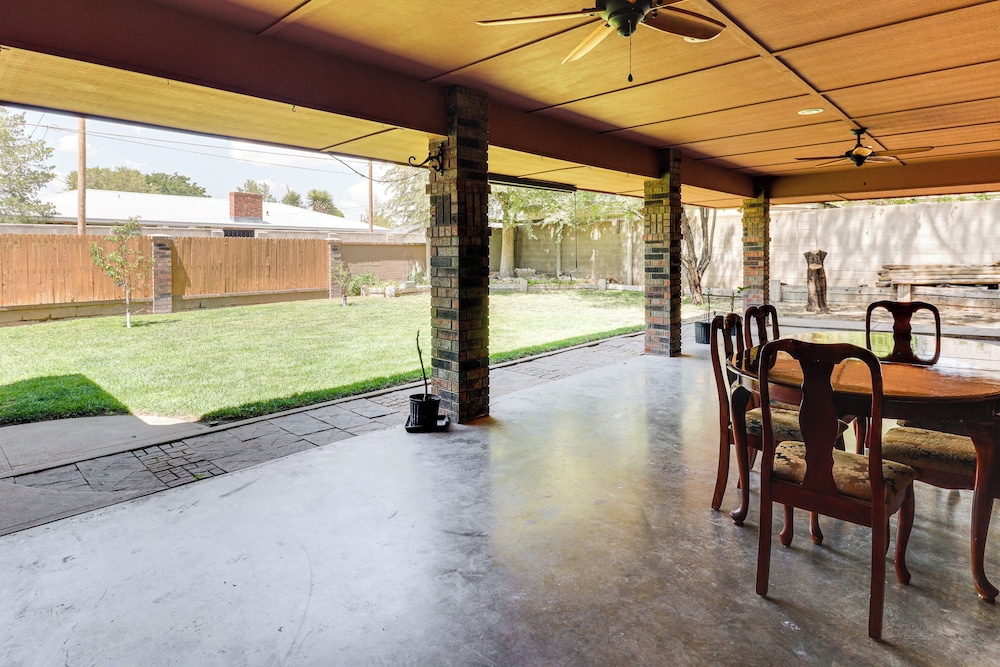 3 Mi to Downtown Roswell: Home w/ Patio + Yard