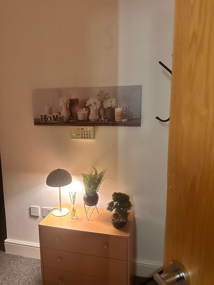 Charming Birmingham Apartment With Mini Balcony and Wifi With a Free Parking