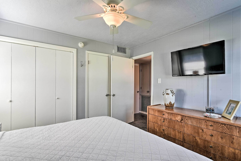 Cozy Galveston Beach House - Walk to the Gulf!