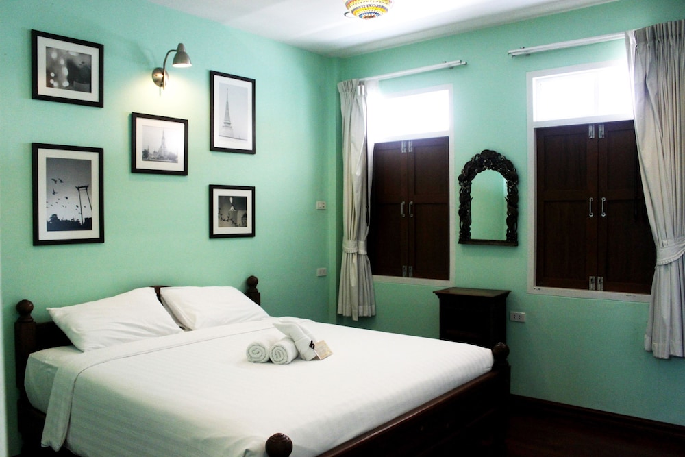 Feung Nakorn Balcony Rooms and Cafe