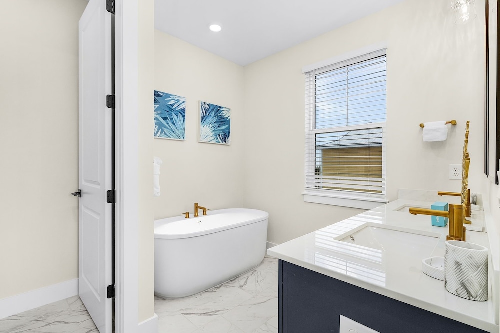 110 Sea Le Vie: 5br/4.5ba Brand New Build W/ Pool! 5 Bedroom Home