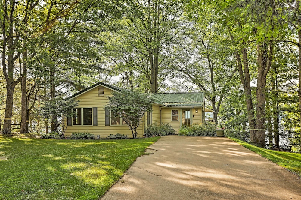 Le Roy Lakefront Retreat w/ Dock Kayaks! - Property Image 3