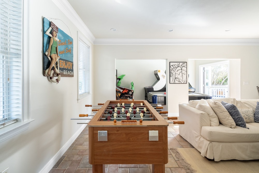 Fin by Avantstay 9 BR Destin Oasis With Pool Spa Walk to Beach