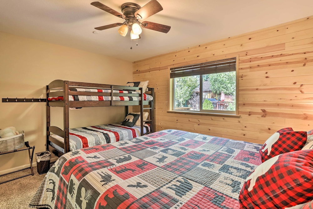 Half-mi to Bear Mtn Ski Resort: Cabin w/ Hot Tub view 5