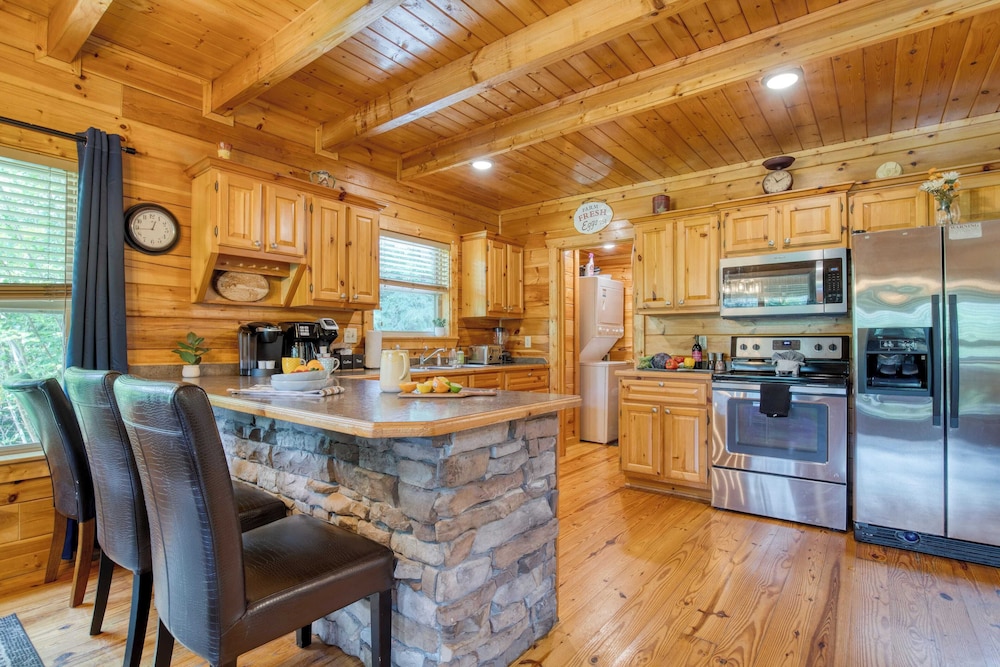 Triple Mountain View by Avantstay: Hot Tub, Game Room & Stunning Smoky Mountain Views