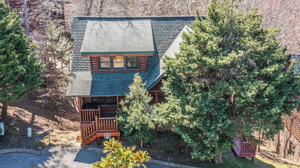 Bear Creek Way by Avantstay Hot Tub, Game Room, Air Hockey, Near Dollywood & Smoky Trails